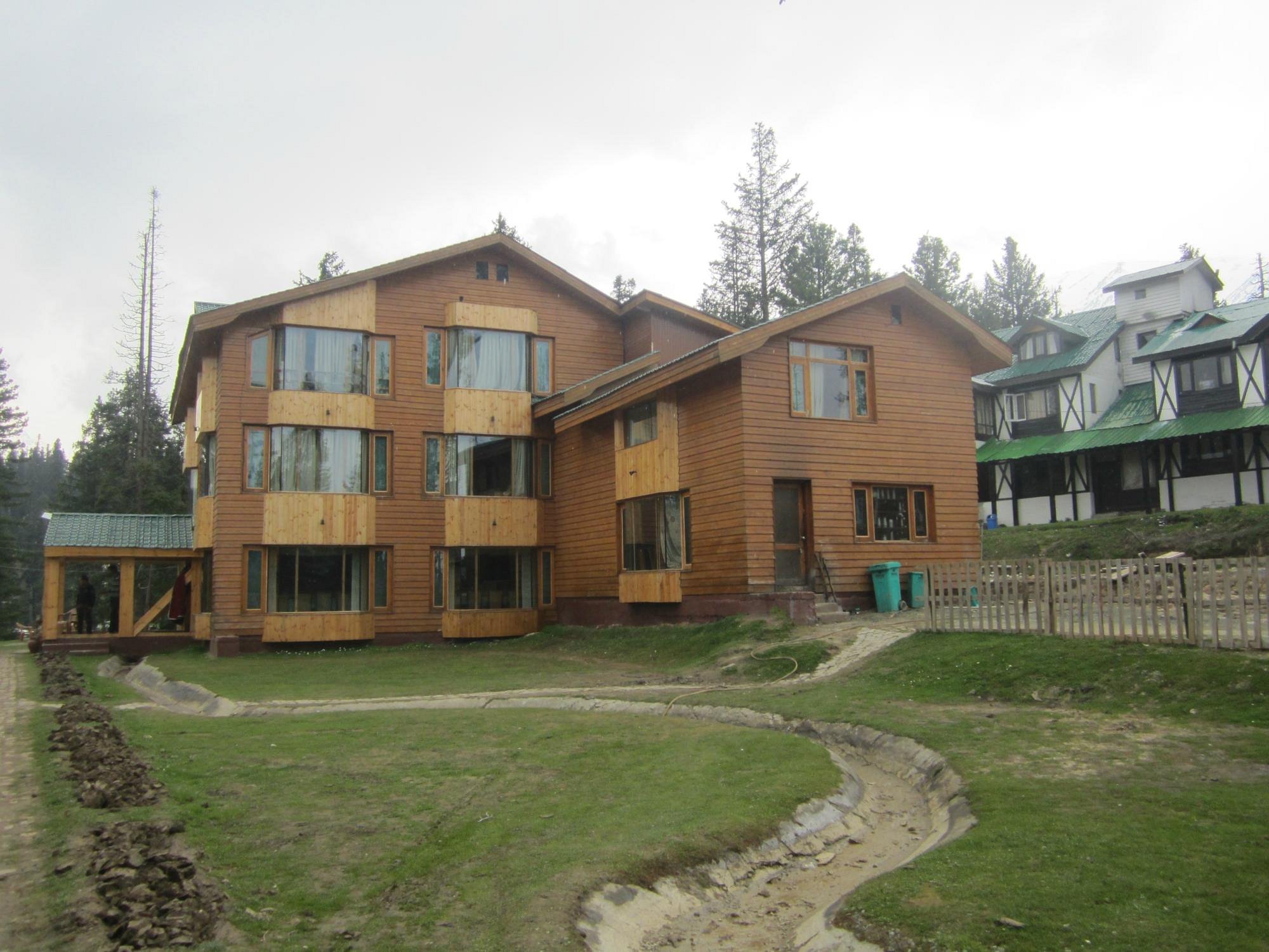 best budget stay in gulmarg, kashmir