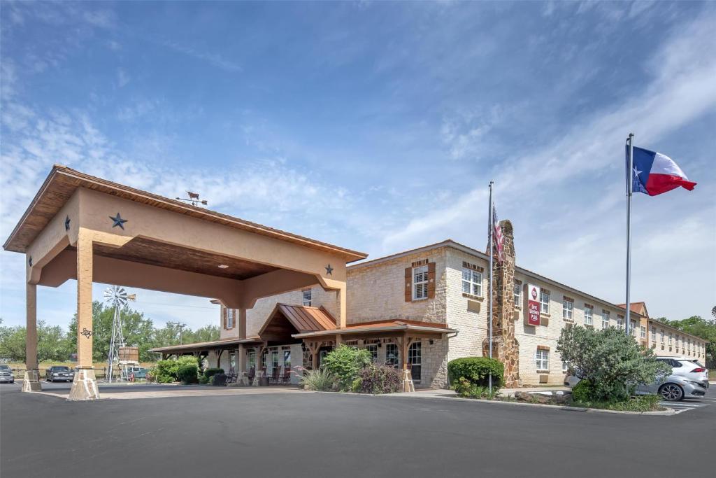 best budget hotels in Fredericksburg Texas