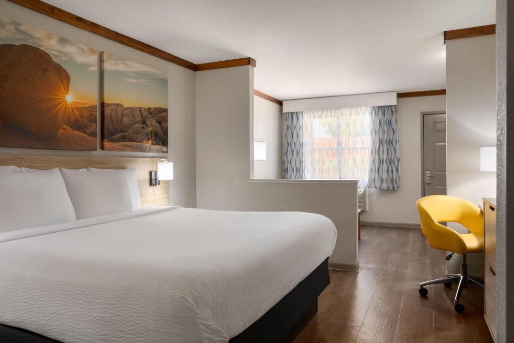 Days Inn by Wyndham Suites Fredericksburg

