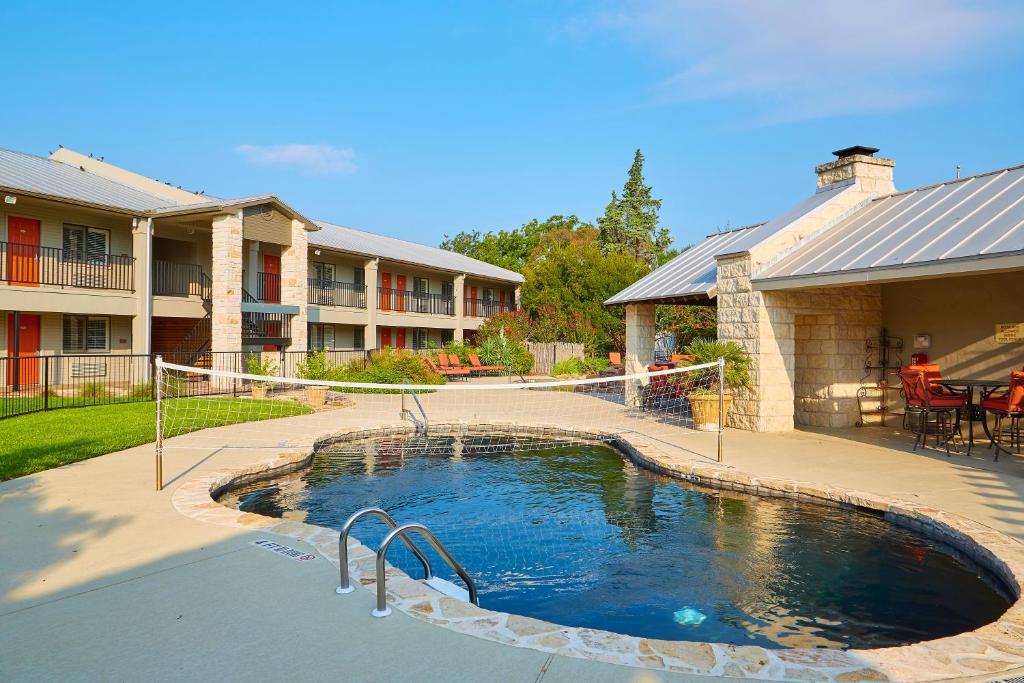 Fredericksburg Inn and Suites

