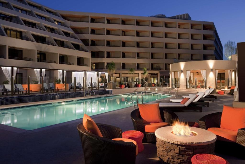 best luxury hotels in palm springs